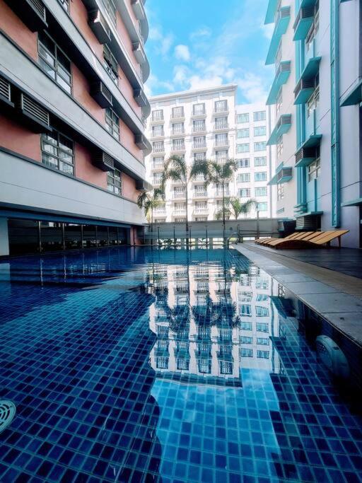 Апартаменты House Of B&Y At 101 Newport Across Naia T3 Манила Экстерьер фото